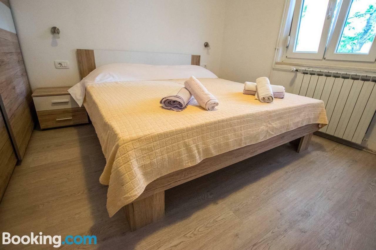Apartamani Katarina Vl.Ilija Jusup Apartment สตารีกราด-ปาเคลนีซา ภายนอก รูปภาพ