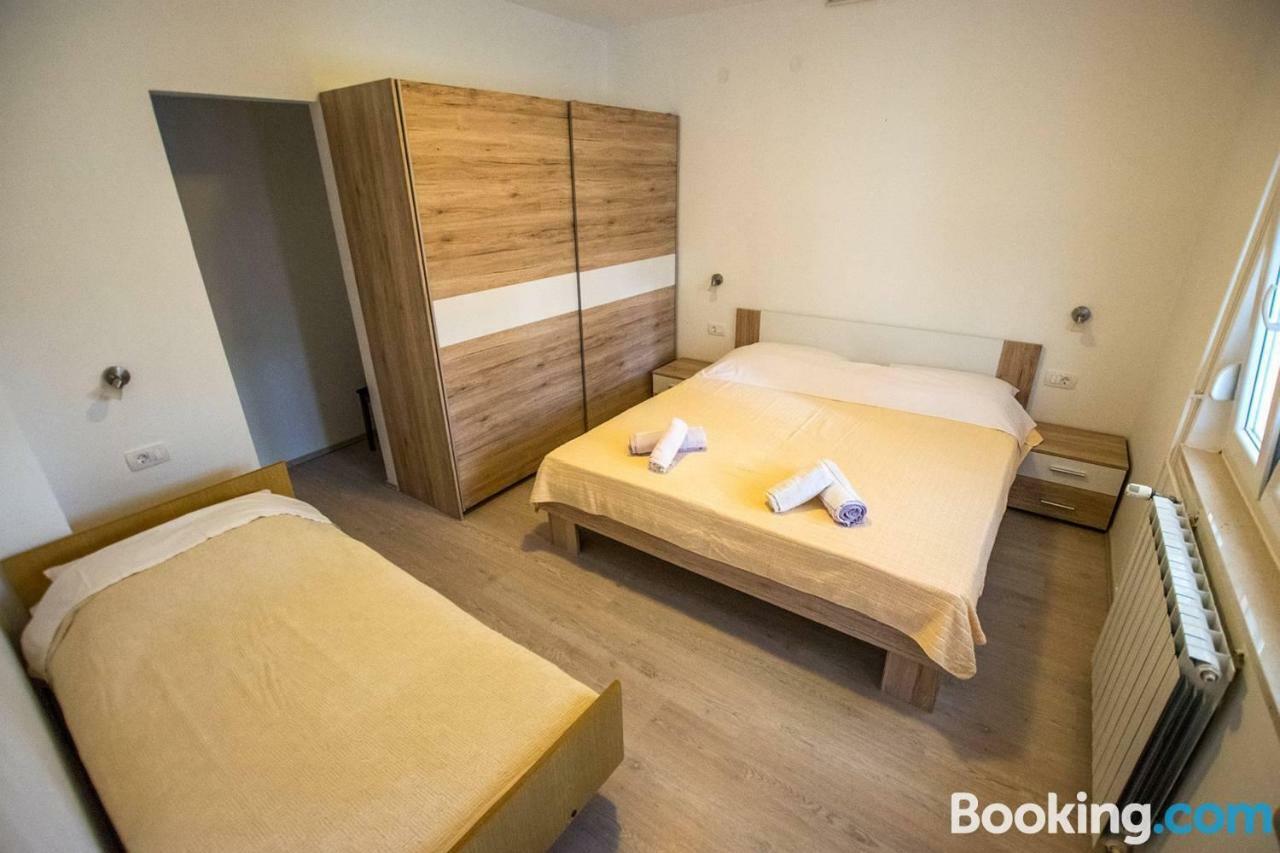 Apartamani Katarina Vl.Ilija Jusup Apartment สตารีกราด-ปาเคลนีซา ภายนอก รูปภาพ